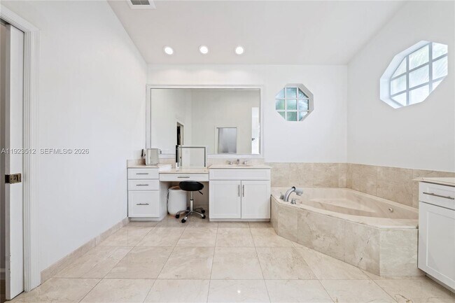 Building Photo - 2994 Oakbrook Dr