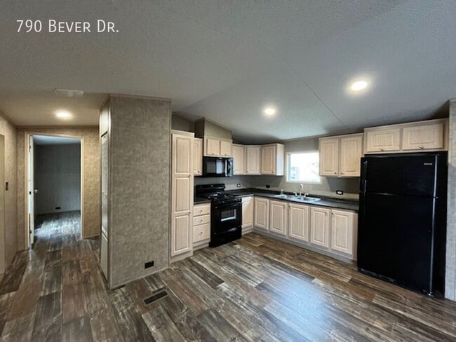 Building Photo - 790 N Bever Dr