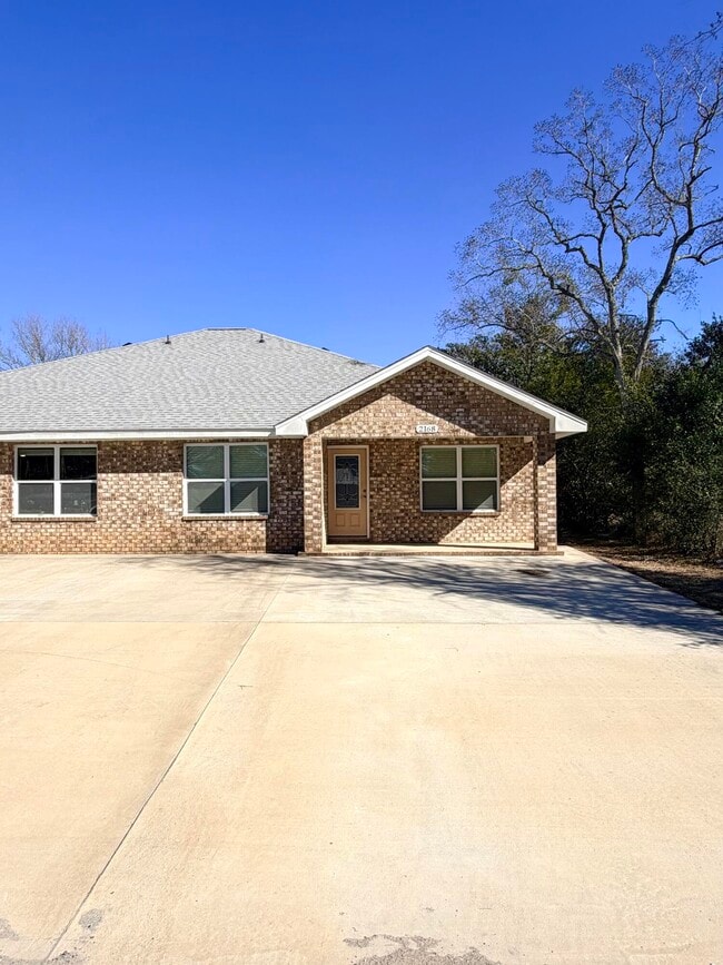 Building Photo - 2168 Paloma St