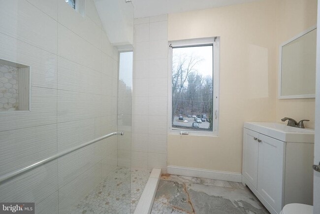 Building Photo - 622 Spring Ave