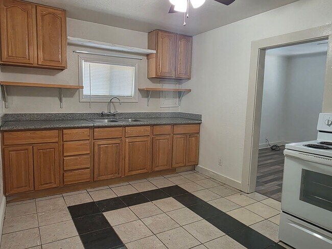 Building Photo - 2050 Branstetter Ln