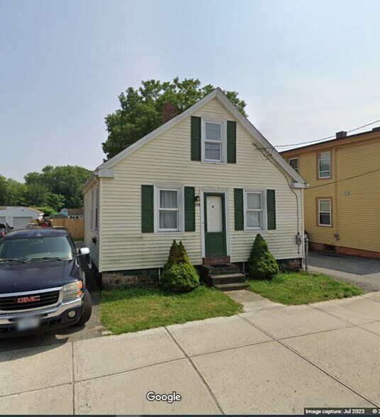 Building Photo - 219 Metacom Ave