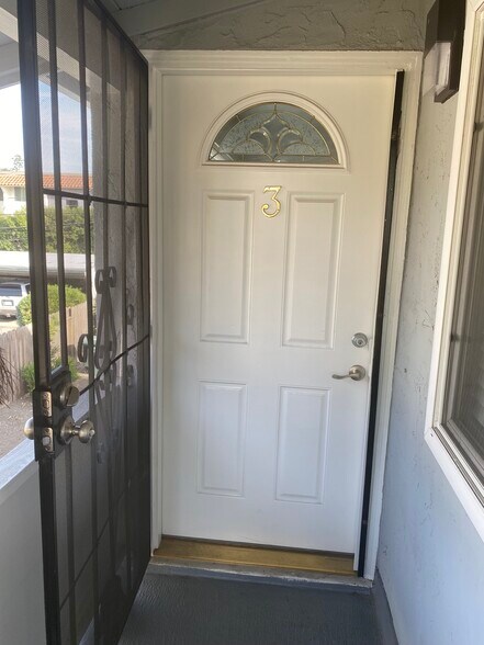 Main entrance (Outside) - 990 Helen Ave