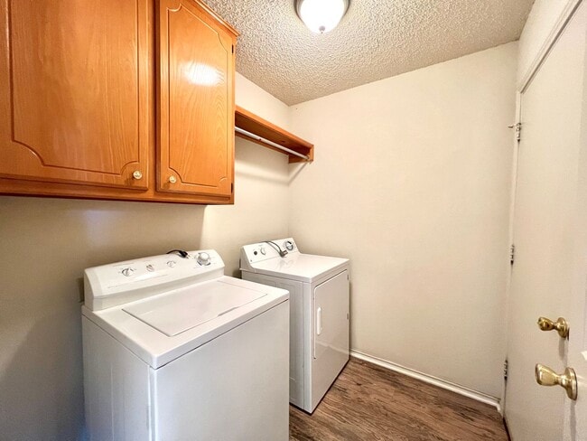 Building Photo - Available now! 3/2/2 with fenced backyard and small sunroom