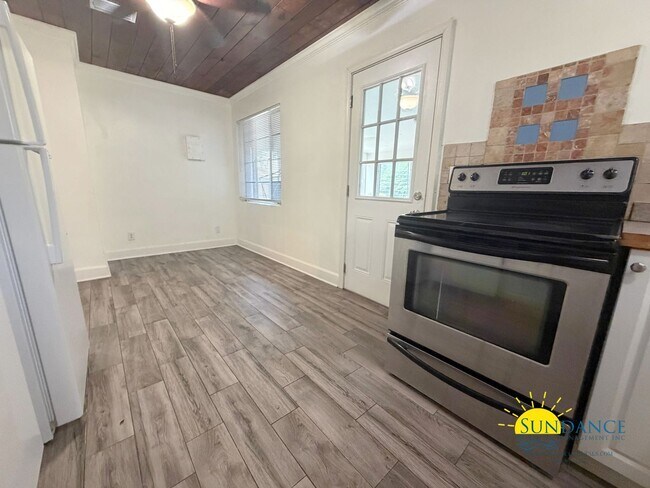 Building Photo - Great 4 Bedroom Home with Water View in Downtown Fort Walton Beach!