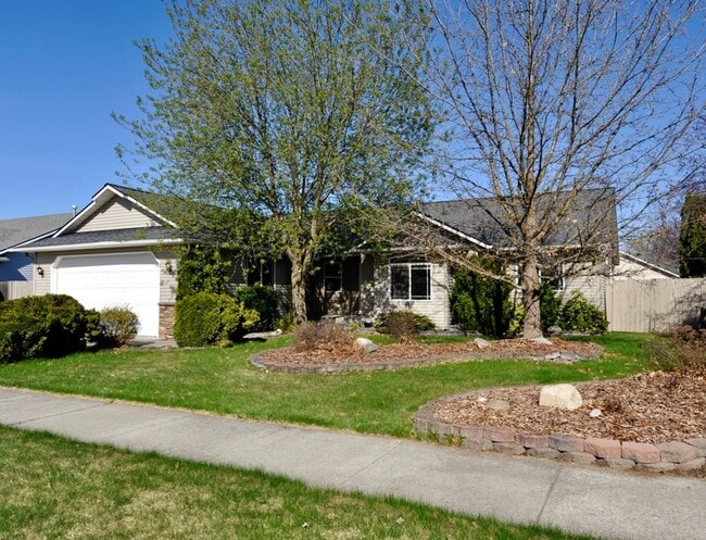 Building Photo - 3 bed 2 bath rancher with office