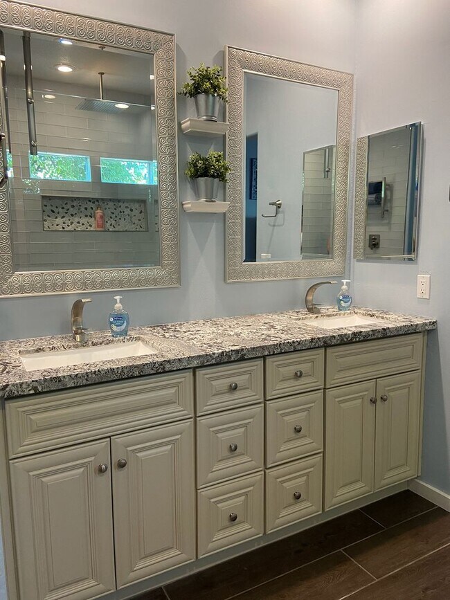 Building Photo - STUNNING 3 bed/2 bath remodel in Chandler ...
