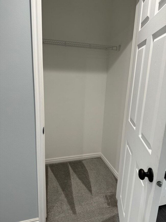 Building Photo - Townhouse with Spacious layout and convien...