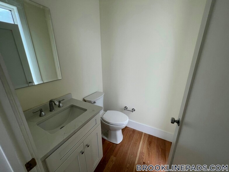 Building Photo - 65 Cameron St