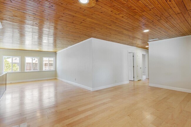 Building Photo - Family Home and In-Law Unit for Rent