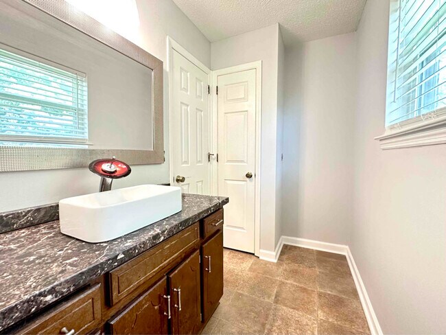 Building Photo - 1750 Dailey Terrace NW