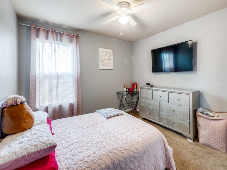 Building Photo - 6035 Enchantment