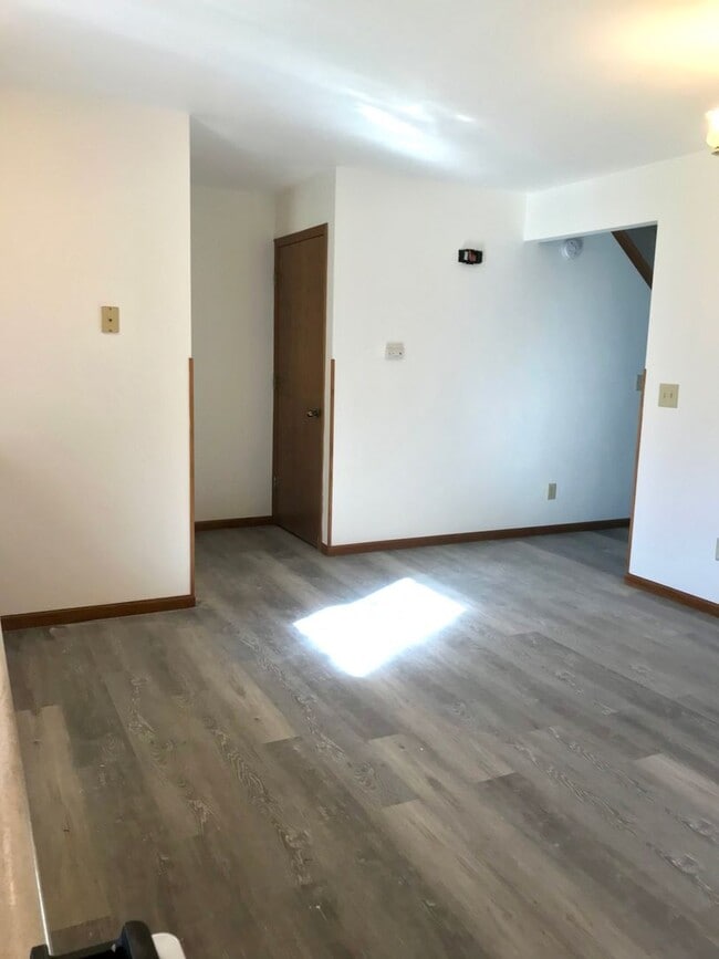 Building Photo - 3 Bedroom 2 Bathroom Townhouse in Neenah