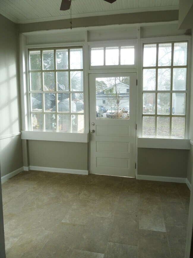 Building Photo - Stunning, renovated 7br home in the heart ...