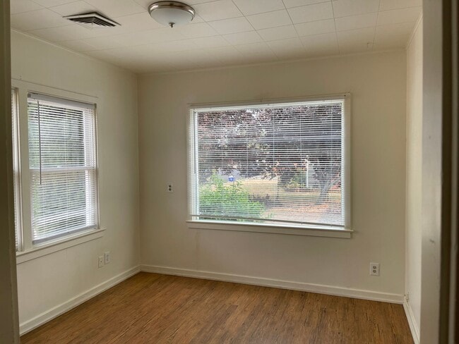 Building Photo - 3 Bedroom 1 Bath Home w/ 2 Car Garage