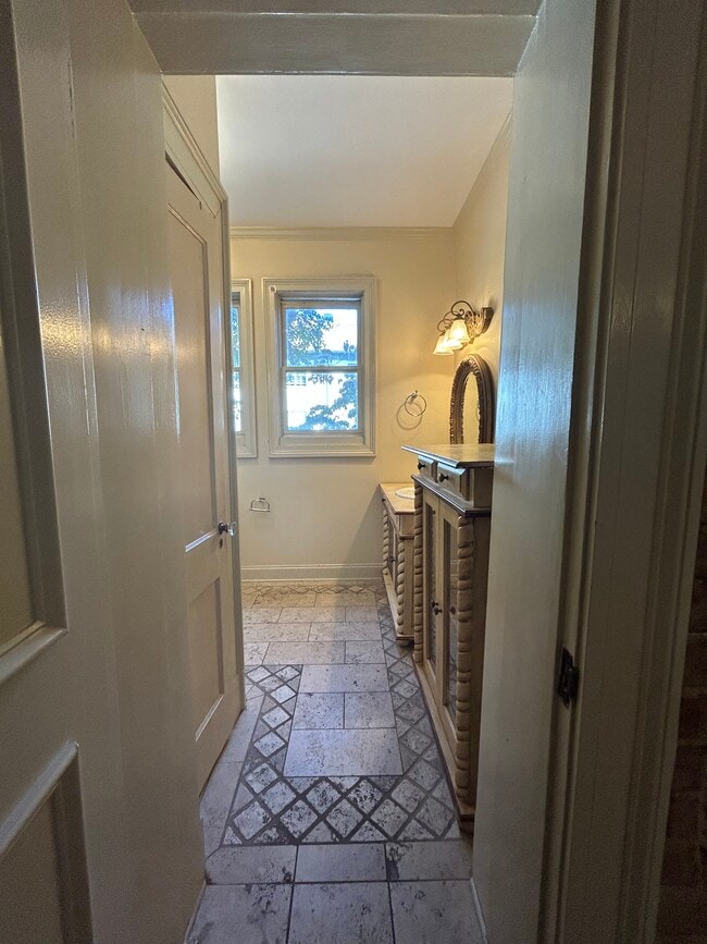 Building Photo - 635 Myrtle St NE