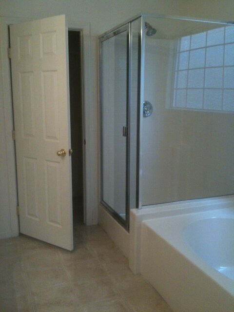 Building Photo - GREAT TOWNHOME LOCATED IN GATED COMMUNITY!!