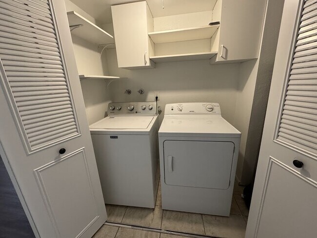 Building Photo - 6621 S La Rosa Dr