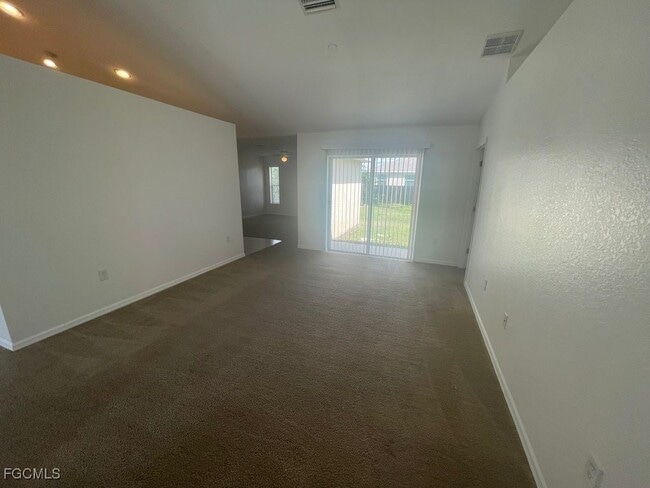 Building Photo - 1601 Flora Ave S