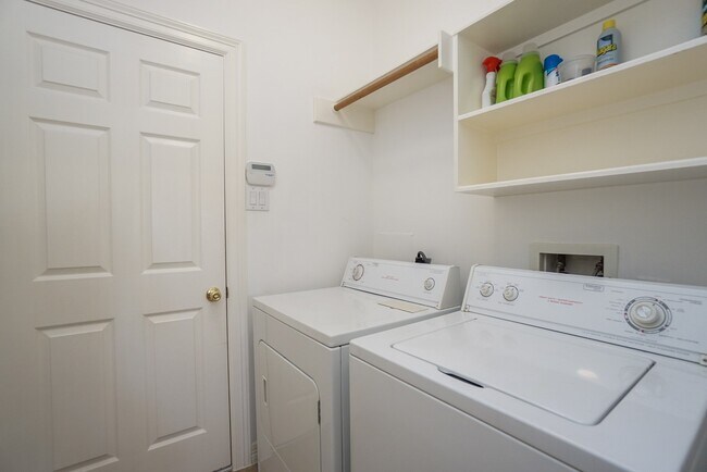 Building Photo - 1131 Enclave Square E
