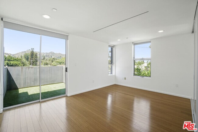 Building Photo - 1220 N Orange Grove Ave