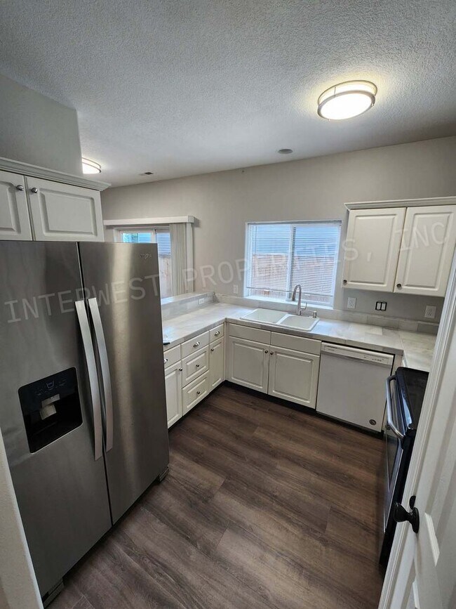 Building Photo - *1ST MONTH'S FREE RENT PROMO* Super Cute 3...