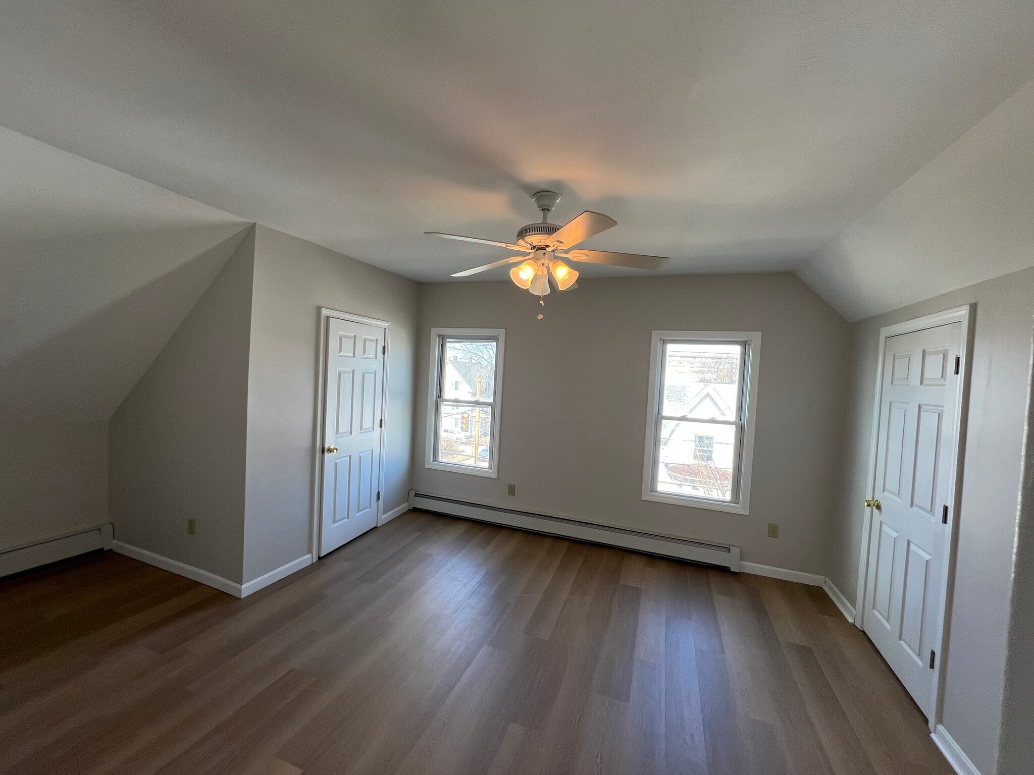 Building Photo - 981 Valley St