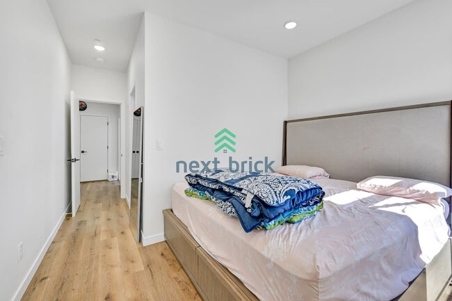 Building Photo - Modern Luxury 3 bedrooms and 2 bathrooms T...