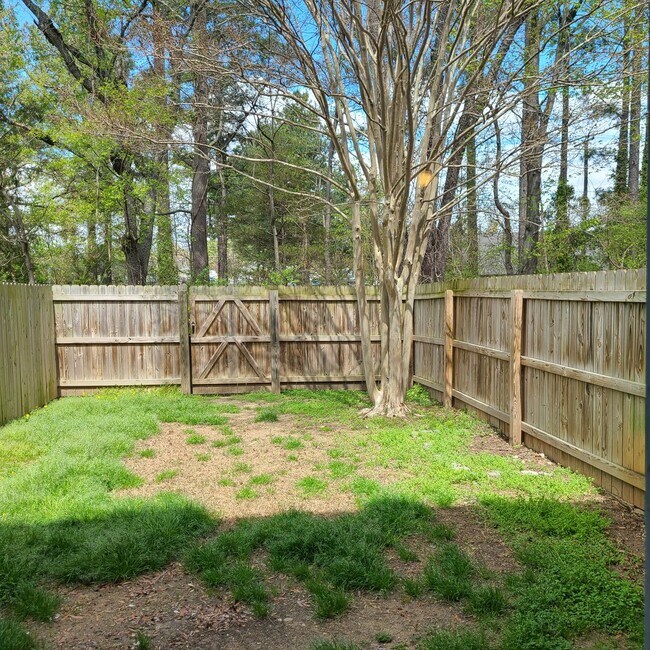 Building Photo - Incredible Townhouse in N Chesterfield!