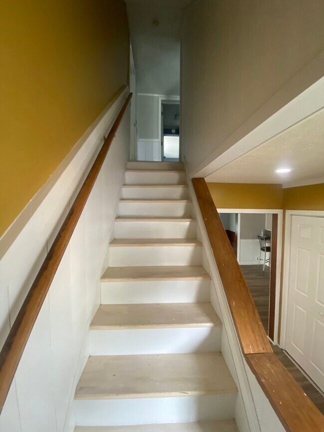 Building Photo - Beautiful 4 bedroom 1.5 bath located in th...