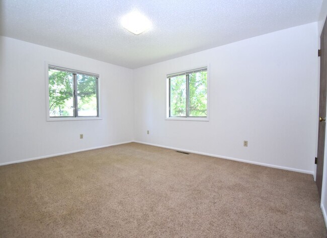 Building Photo - Spacious and charming! Conveniently located top floor 2 bedroom apartment.