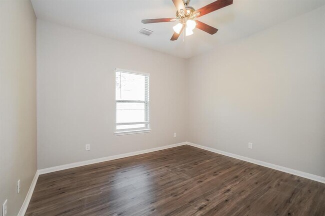 Building Photo - 1204 Chateau Woods Pkwy Dr