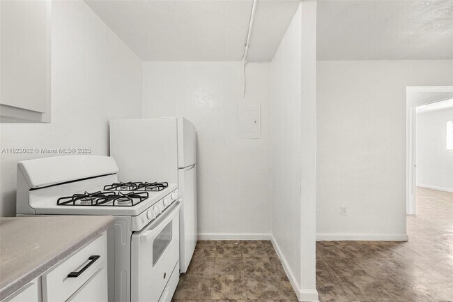 Building Photo - 126 SW 18th Ave