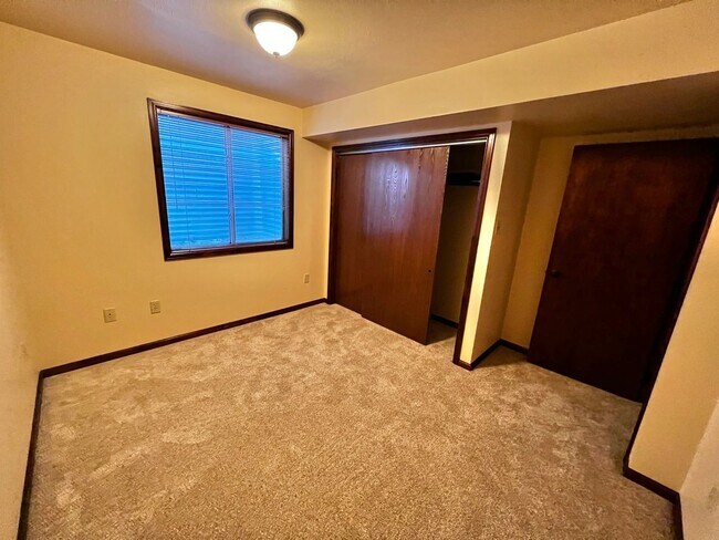 Building Photo - Beautiful 4 Bed, 2 Bath House in South Fort Collins! Avail. June 10th!