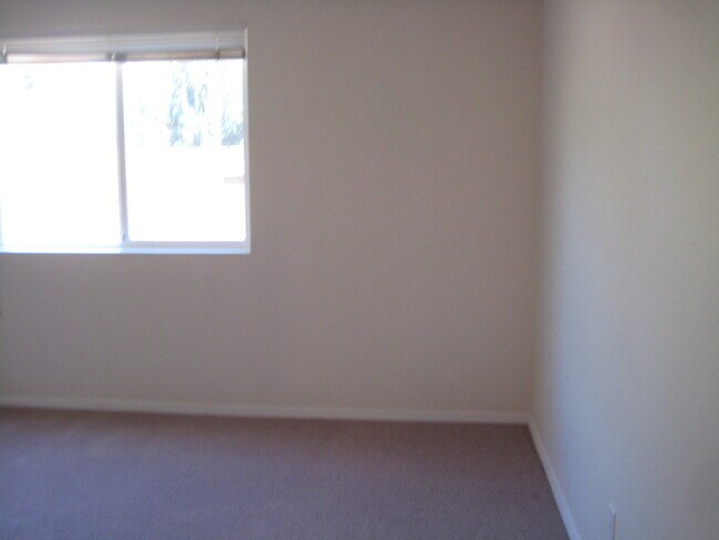 Building Photo - **1/2 OFF 1st Month!!** Great SW Bend Home Close To The Old Mill!