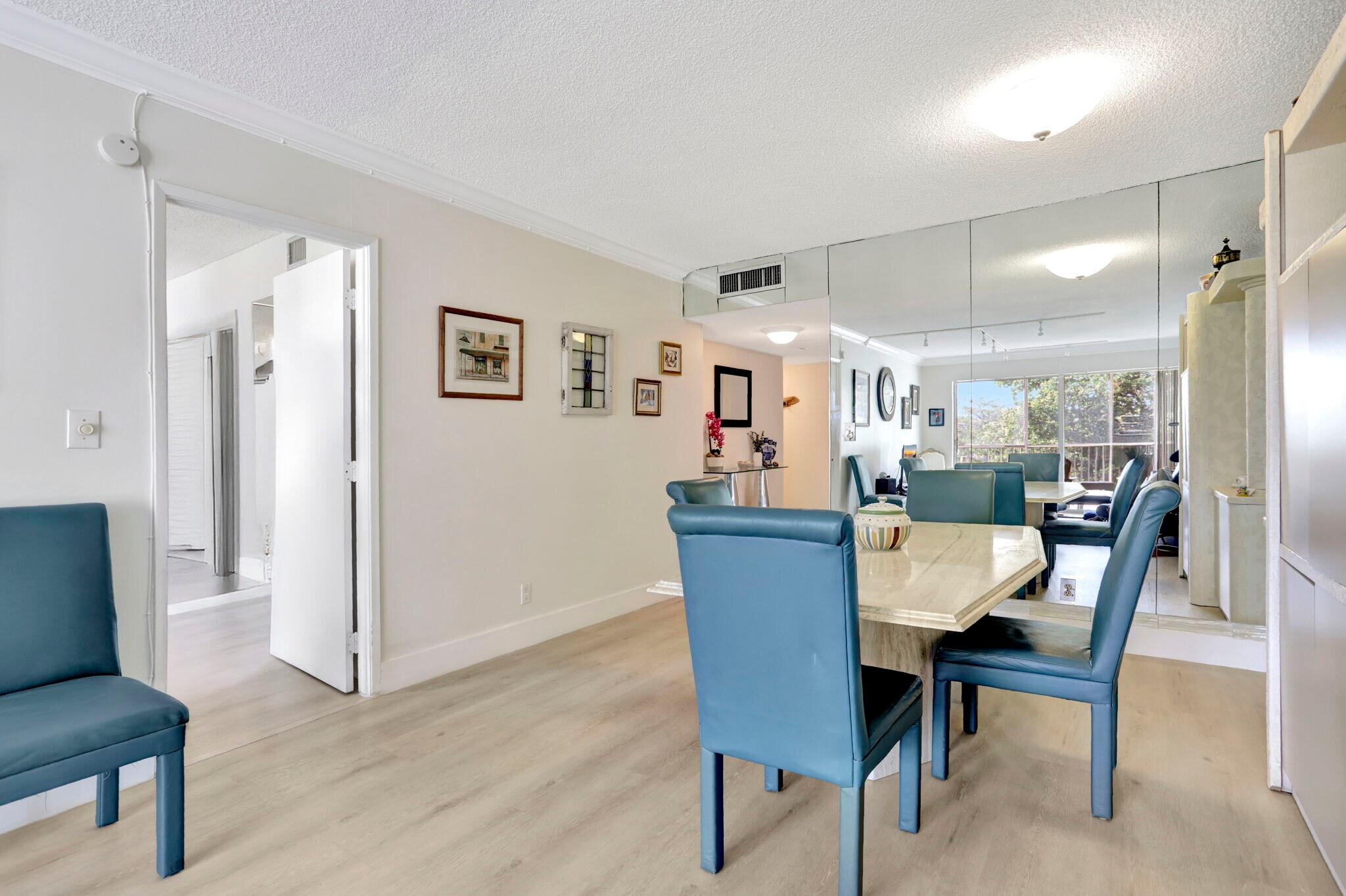 Building Photo - 2851 S Palm Aire Dr