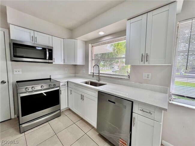 Building Photo - 2326 SE 8th Ave