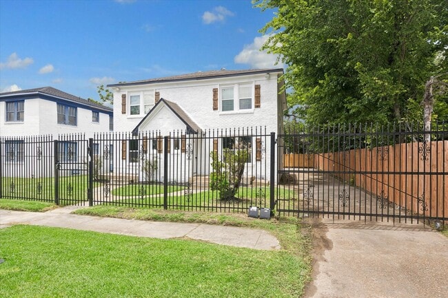 Building Photo - 2701 Truxillo St