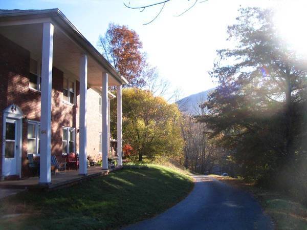 Quiet location just a few miles to Downtown - 56 Webb Cove Rd