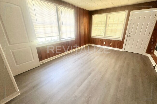 Building Photo - $0 Deposit! 4 Bedroom/1 Bathroom House in ...