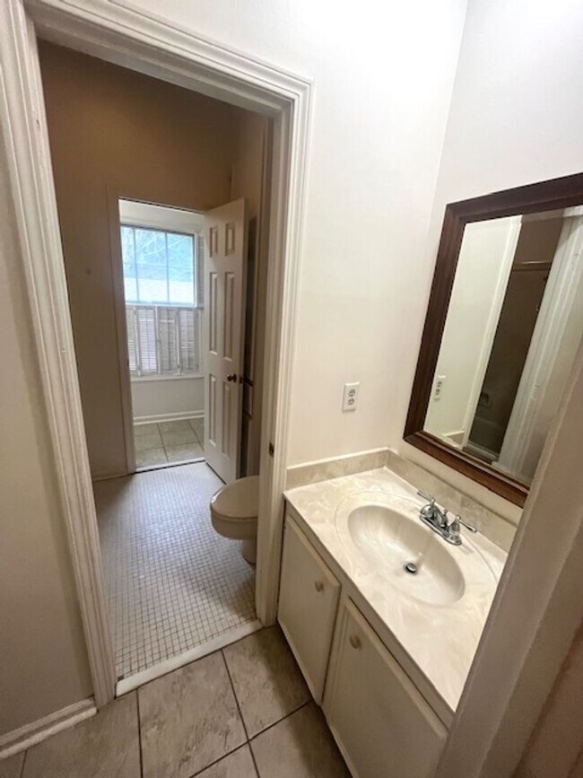 Building Photo - Quinn St - 1210/1212