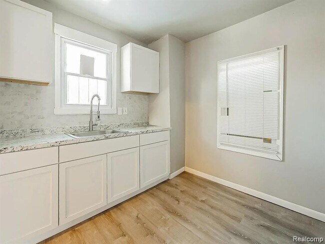 Building Photo - 9744 Lakepointe St