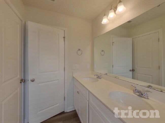 Building Photo - 14 Chalet Ct