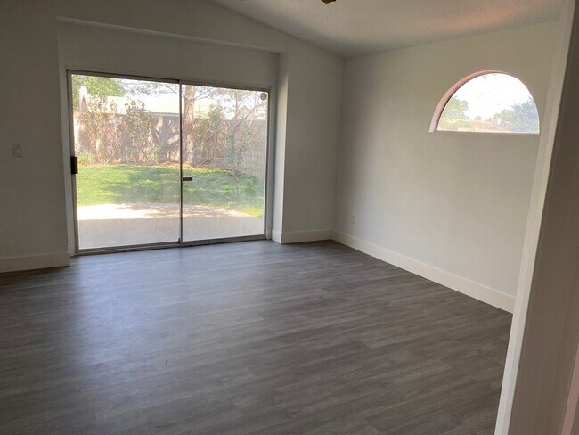 Building Photo - East Lancaster 4+2