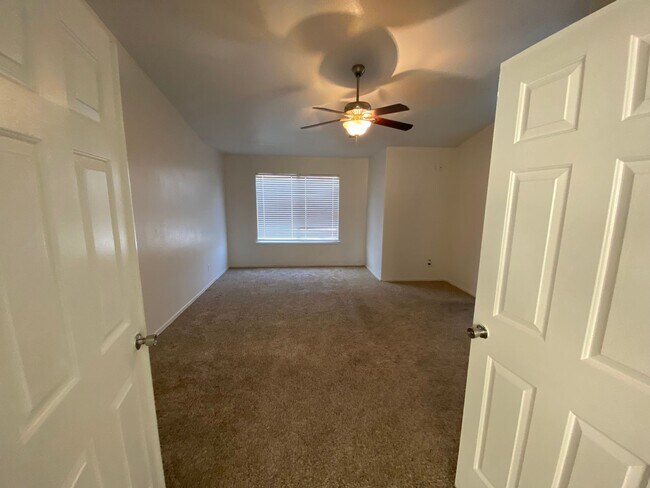 Building Photo - North Hanford, beautiful view and a small pet is ok, what more could you ask for?