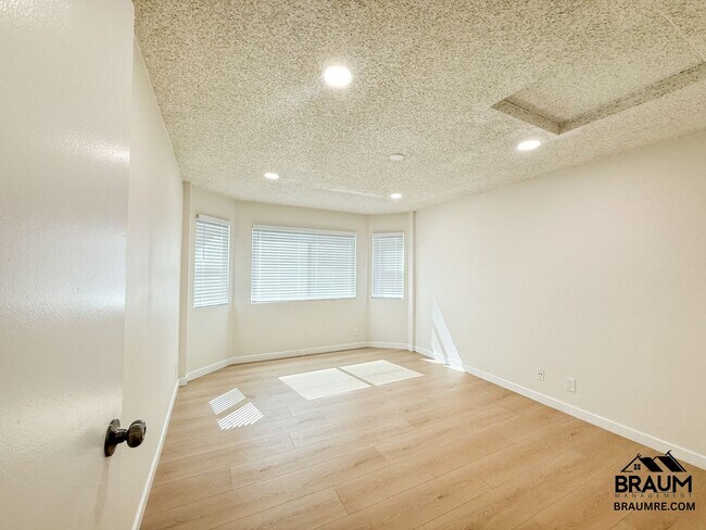 Building Photo - 221 W Elm Ave