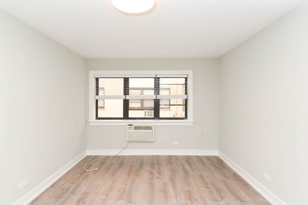 Building Photo - 450 W Barry Ave