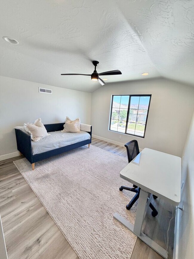Building Photo - Beautiful Modern 5 Bedroom Home!! Furnished or Unfurnished option!!