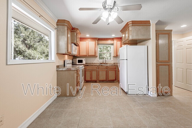 Building Photo - 4 Rainbow Dr