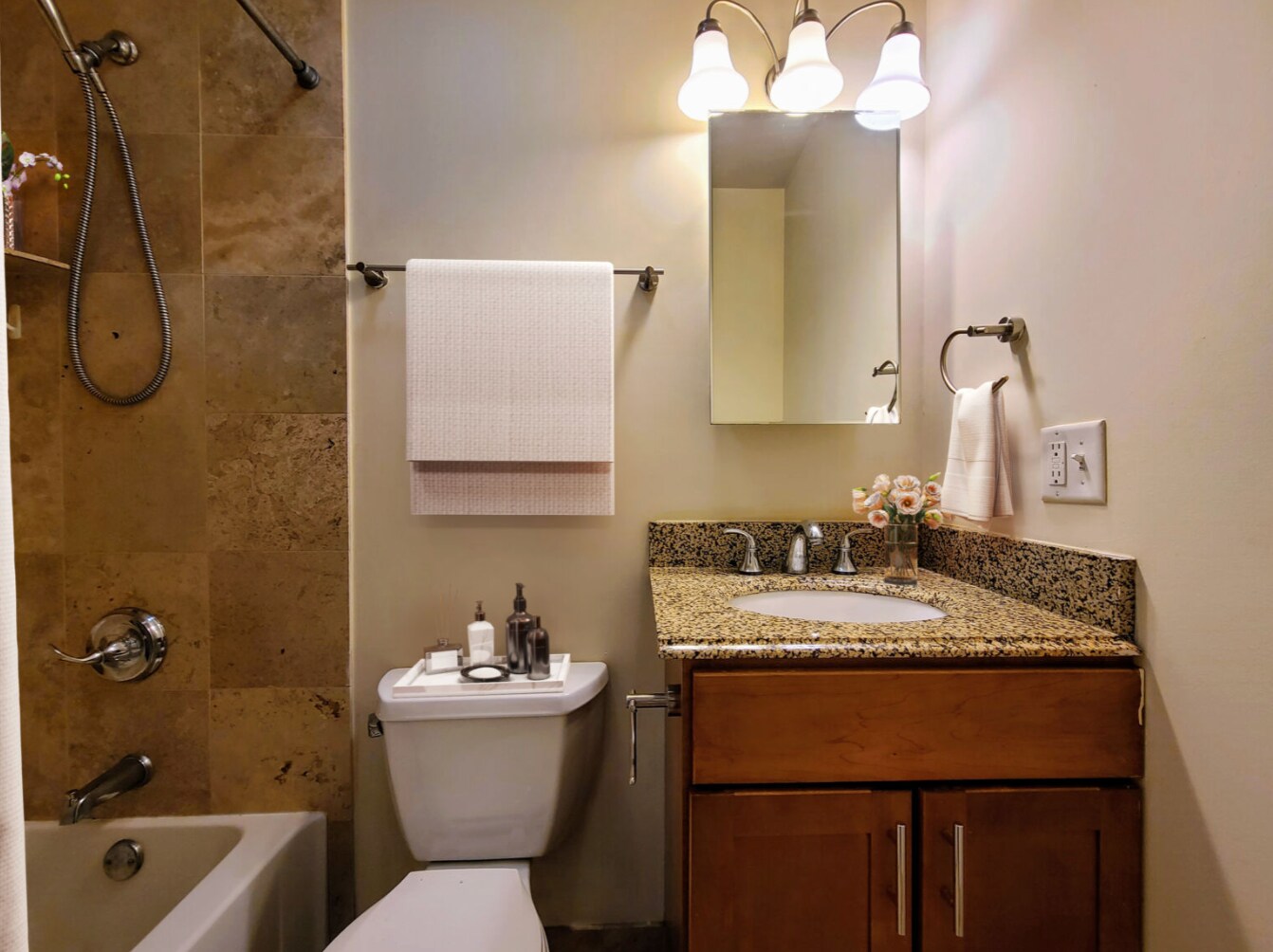 Building Photo - 630 W Wrightwood Ave